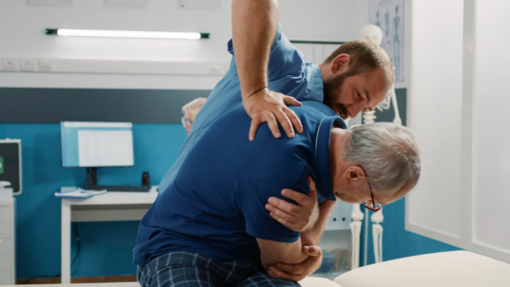 profissional ajudando paciente com descompressão da coluna