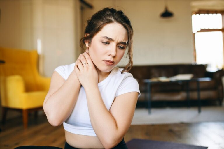 O que fazer para aliviar a dor na coluna cervical?