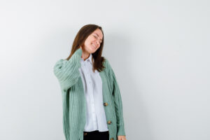 Dor no pescoço em mulher, possível problema cervical